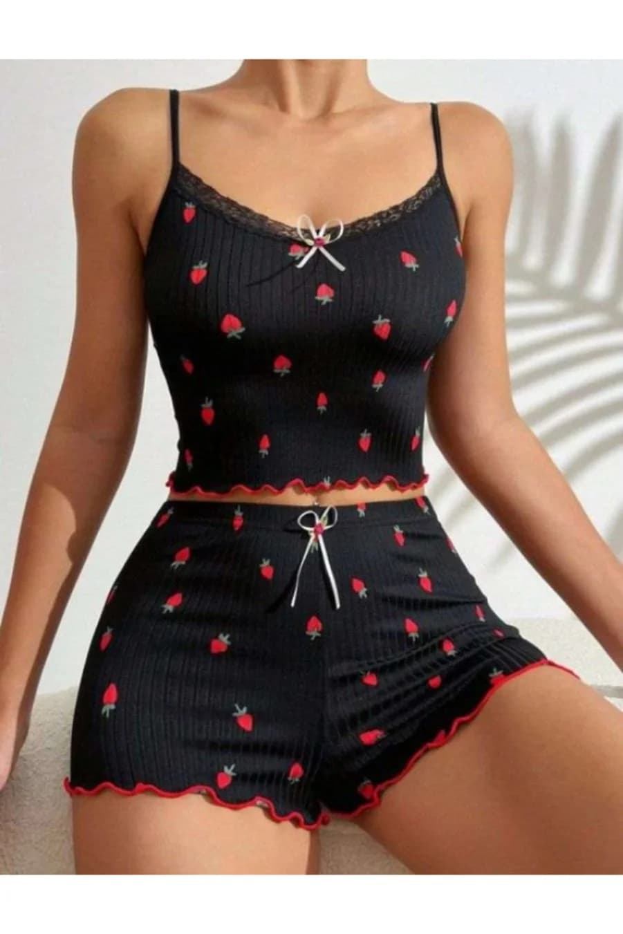 Kadın Siyah Kırmızı Çilek Desenli Örme Atlet Şort Pijama Takımı Fırfır Detaylı 2'li Takım